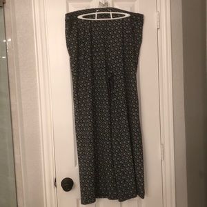 JJill wide leg black/white/blue floral print pants